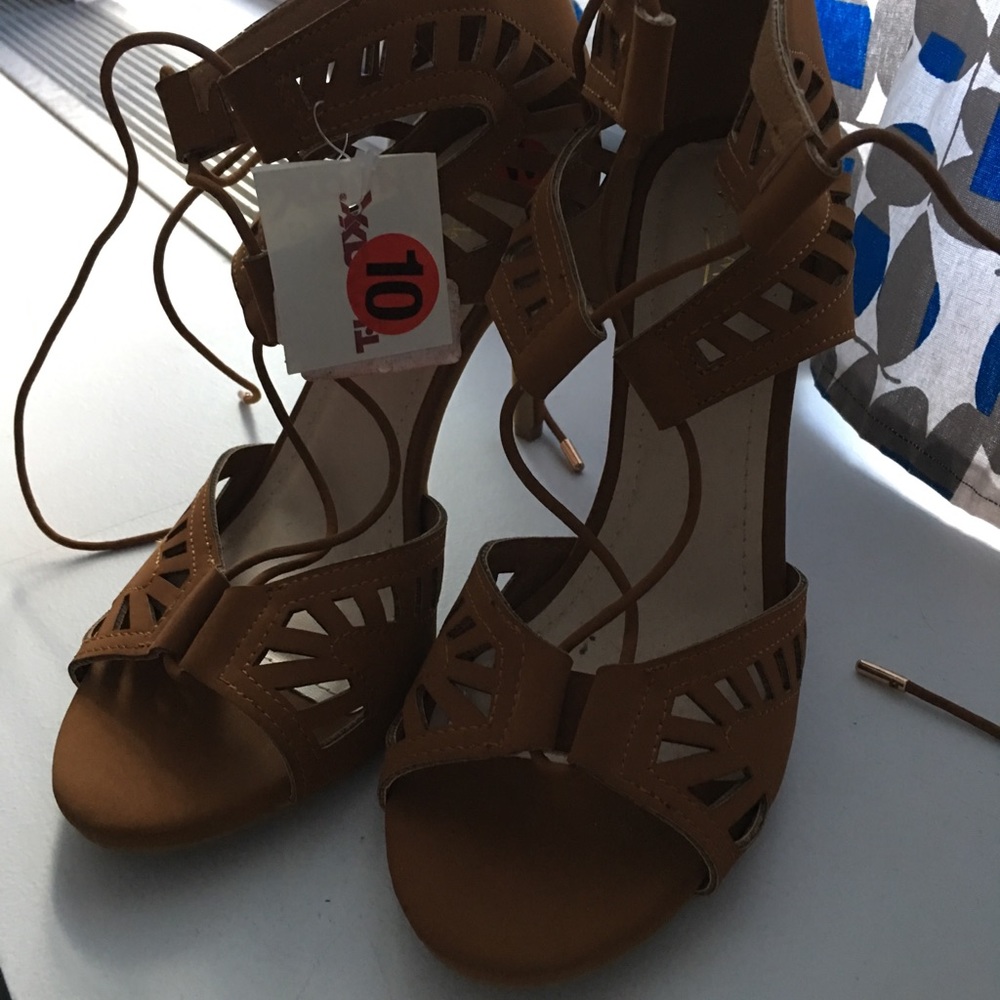 NWT tan suede Anne Michelle heels, size 10